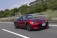 海沿いの高速道路をゆったりと。車体を揺する目地段差からの衝撃も簡単に収束する。