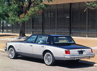 1975年にデビューした「キャデラック・セビル」。全長×全幅×全高＝5180×1820×1390mmという大幅にダウンサイズされたボディーにアメリカ車としては初めてインジェクションを備えた5.7リッターV8を搭載。