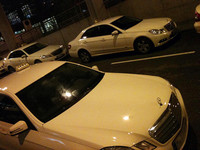 たとえBMWのお膝元でも、待機するタクシーはメルセデスが大半である。