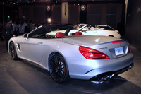 ドアパネルを通るプレスラインに注目。「SL」には、リアに行くほど高さが増していくウエッジラインが用いられている。