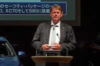 サイクリスト検知機能について説明するヤン・イバーソン氏。より迅速に対象物を識別できるカメラや、素早く適切な判断が可能なソフトウエアなどにより、自転車の検知が可能になったという。
    