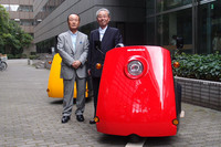 今回の商品開発は、光岡自動車の光岡会長（写真右）の呼びかけに、かねてからEVに夢を抱いていたというユアサM＆Bの松田憲二社長（写真左）が即応して実現した。七夕の会見で松田社長は、「きれいな空気、星空、青空を取り戻したいもの。来月には大いに飾り立てた『雷駆-T3』で大阪の御堂筋を走り、その存在をアピールするつもりです」。
	（「ミツオカ雷駆-T3」のさらに詳しい写真はこちらから）