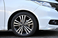 「アブソルート EX」のFF車には18インチのアルミホイールが標準で装備される。「アブソルート」および「アブソルート EX」の4WD車は17インチが採用される。