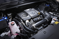 エキゾーストマニホールド一体型のシリンダーヘッドを持つ、レクサス初の「NX200t」用ターボエンジン。238psと35.7kgmを発生する。
    