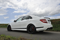 マットブラックペイントされた19インチAMGクロススポークアルミホイール（鍛造）と、ボディーの下端を前後に走る黒いデカールも「エディション507」の専用装備。