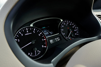 速度計とエンジン回転計の間には、扇型のマルチファンクションディスプレイを装備。燃費情報や各種安全装備の作動状況などを表示することができる。操作はステアリングスイッチで行う。
    