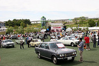 1950〜70年代のモデル約100台が並んだモリコロパークの大芝生広場。