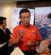 取材陣に囲まれる、三菱の増岡浩。「コースの難易度が上がる次大会は、（ベテランの）自分にチャンスがあると思う」と意気込んだ。