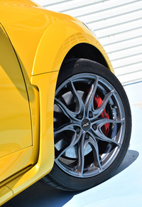 「メガーヌR.S.」用の軽量18インチアロイホイールは、1本あたりノーマル比－3kgの8.4kg。バネ下重量の軽減により、さらに高次元の走りを実現するという。剛性はノーマルと同等で、ルノースポールのテストドライバー、ロラン・ウルゴン氏のお墨付き。