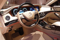 「メルセデス・マイバッハS550」のインストゥルメントパネル。