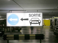 そういえばスイスの標識に描かれた自動車マークも、どこかアメ車風？