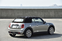 Cピラーに当たる部分のソフトトップの面積が広いせいで、クローズド時、斜め後方に大きな死角が生じる。より気をつけて運転されたし。