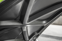 「911R」のフェンダーとボンネットは、軽量なカーボン製となっている。写真は、カーボン製ボンネットの裏面。