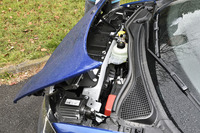 ボンネットフードにはヒンジがなく、ボディーとフードはストラップでつながっているだけ。割り切った設計だ。