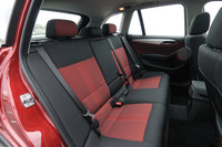 頭上空間、足元スペースともに余裕がある後席。スライドはしないが、荷物の容量に応じてバックレストの角度は変えることができる。