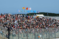 ドライバーや海外メディアから「いつも熱く応援してくれる」といわれる日本のF1ファン。ここには、強過ぎるからという理由でベッテルにブーイングを浴びせるやからはいない。1987年の初開催から、25回目を迎えた鈴鹿でのF1。ちゃんとこの国に定着していると思わせるシーンだ。（Photo=Red Bull Racing）