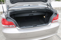 荷室は、ルーフを閉じた状態だと305リッター、オープン時で260リッターの容量を確保する。写真はオープン時。