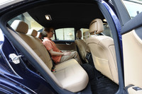 後席の様子。左右両側に、ISO-FIX対応のチャイルドシート固定具も備わる。