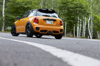 2リッター直4ディーゼルエンジンを搭載した「MINIクーパーSD 3ドア」。日本では2016年4月に発売された。