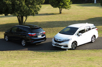 「シャトルG」（手前）と「シャトル ハイブリッドZ」（奥）。
    