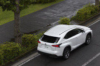 
    「ボルボXC60 D4」の日本導入より1年前、2014年7月に発売された「レクサスNX」。今回のハイブリッド車のほかに、トヨタ久々となるガソリンターボ車「200t」をラインナップしたことでも話題となった。
    