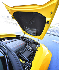 ボンネットの開閉は、前ヒンジの“逆アリゲーター式”。前方（写真奥）のエアベントは、ラジエーター冷却のほか、フロントのリフトを減少させる空力的な働きも担う。ボンネット裏面には、大きなエンブレムのエンボス加工も。