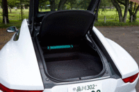 荷室の容量は、「Fタイプ コンバーチブル」の196リッターのおよそ2倍となる407リッター。ゴルフバッグは2つ収納できる。（写真をクリックするとトノカバーを外した状態が見られます）