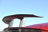 カーボン製のリアウイングは3段階の手動調整が可能。