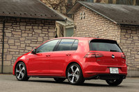 日本仕様の「ゴルフGTI」にMT仕様が設定されていたのは「ゴルフV」の世代までで、先代にあたる「ゴルフVI」、現行モデルの「ゴルフVII」ではMTは選べなかった。今回のMT仕様の設定は、実に6年ぶりの“復活”となる。