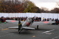 両翼の先端までの長さは11mで、全長は9.1m。この日、大空を舞うことはなかったものの、最高速度は564.9km/h, 航続可能距離は1920kmをマークする。
	
	→ゼロ戦およびエンジン始動イベントのその他写真はこちら