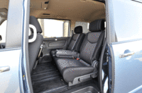 センターシートを1列目まで移動させると、2列目は左右にもスライドする。（写真をクリックするとシートのアレンジが見られます）