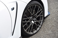 足元は、20インチの鍛造アルミホイールと、前：255/30ZR20、後ろ：275/30ZR20サイズの「コンチネンタル・コンチスポーツコンタクト5P」の組み合わせ。
    