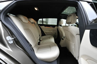 スタイリング重視のワゴンとはいえ、メルセデス・ブランドならやはり実用性は生命線。セダンでは2人掛けとされた後席は3人掛けとなる。