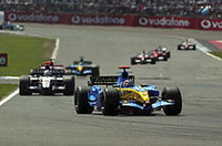 僅差の勝負を制することができなかったフェルナンド・アロンソ（写真先頭）は2位でゴール。周回遅れの処理にてこずり、ピットストップ後のポジション争いに負けた。それでもキミ・ライコネンの前でフィニッシュすることができ、ポイントリーダーのポジションがさらに確固たるものとなった。（写真＝ルノー）