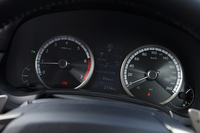 ターボ車の計器盤。中央のマルチインフォメーションディスプレイには、燃費情報のほか、ブースト計やGメーターも表示できる。
    