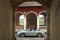 オープン化されたことにより、新型「コンチネンタルGT」の低く幅広い彫刻的なフォルムがより強調された。