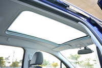 「シエロ」に標準装備されるパノラミックガラスルーフ。ふちにはLED照明が仕込まれており、夜になるとブルーの光を発する。
    