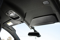 「DS4」の特徴のひとつが、「パノラミックフロントウィンドウ」。「スライディングサンバイザー」を動かすことで、ガラスエリアの大きさを変化させられる。