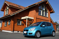 無難にまとまっているとは思うものの、特に強い印象は受けないエクステリアデザイン。外寸は、「トヨタ・ヴィッツ」より70mm短く、15mm幅が狭く、70mm背が高い。全高のおかげで、後席に座っても頭上空間に余裕がある。