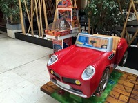 フィアットゆかりの地だが、子供用遊具は「BMW Z8」風である。