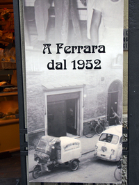 店頭には「1952年創業」の文字。往年の写真には、1955年に発売された「フィアット600 ムルティプラ」の姿も。