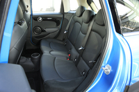 3ドアモデルと比べて約4cm長いレッグルームを確保したという後席。3人乗りだが、中央席にはセンターコンソールをまたいで座る格好となる。