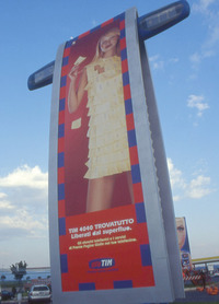 付箋が剥がれそうで剥がれない携帯電話の広告。サービスエリアにて。（2002年）