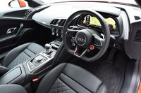新型「R8」のインテリア。センターコンソールなどにはカーボンの装飾パネルが用いられている。（「R8 V10クーペ 5.2 FSIクワトロ」ではオプション）