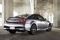 リアビューは、排気効率に優れるという2本出しのサイレンサーと、大きく鋭いスカートが目を引く。