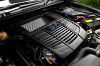 最高出力170ps、最大トルク25.5kgmを発生する新開発の1.6リッター水平対向4気筒直噴ターボエンジン。アイドリングストップ機構を採用しており、16.0～17.4km/リッター（JC08モード）の燃費性能を実現している。レギュラーガソリンに対応しているのもうれしい。