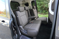 7人乗り仕様車の2列目は、3人掛けのベンチタイプ。60：40の分割式で、それぞれ前後にスライド調節できる。