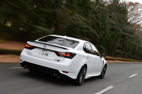 リアバンパー下部には、空力性能を高めるフィンを装備。漆黒のメッキを施すことで、リアまわりのワイド感も演出したという。