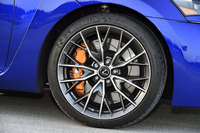 動力性能の向上を受け、ブレーキも強化されている。フロント（写真）には対向6ピストン、リアには4ピストンのモノブロックキャリパーが採用されている。