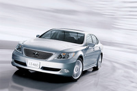 「レクサスLS460」
    日本では「トヨタ・セルシオ」として1989年から発売されたモデル。日本でもレクサスが開業して、4代目からは「レクサスLS」として販売されるようになった。2013年にメジャーチェンジが行われ、フロントグリルのデザインが大幅に変わった。